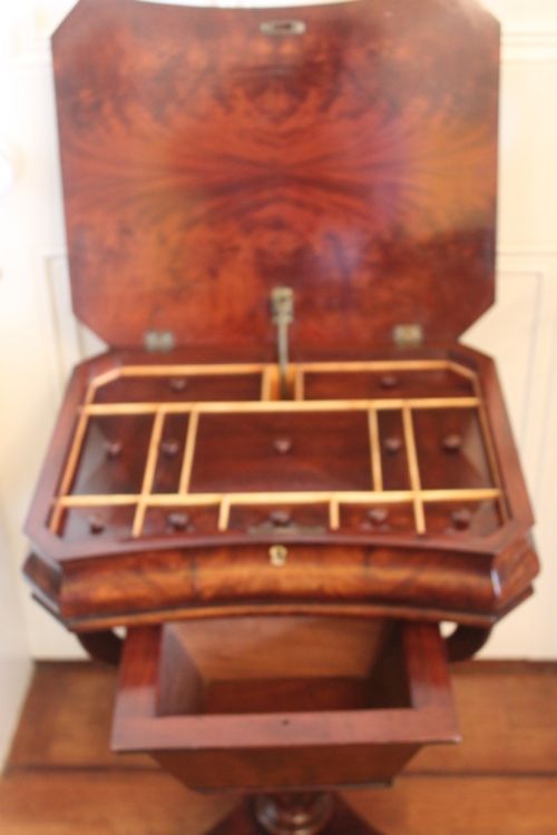 A LOVELY EARLY VICTORIAN CURL GRAIN MAHOGANY SEWINGWORK TABLE - ADDITIONAL PHOTO 3