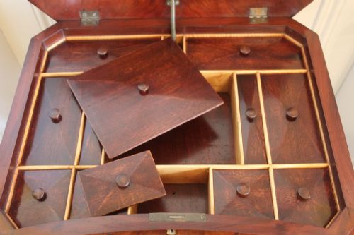 A LOVELY EARLY VICTORIAN CURL GRAIN MAHOGANY SEWINGWORK TABLE - ADDITIONAL PHOTO 5