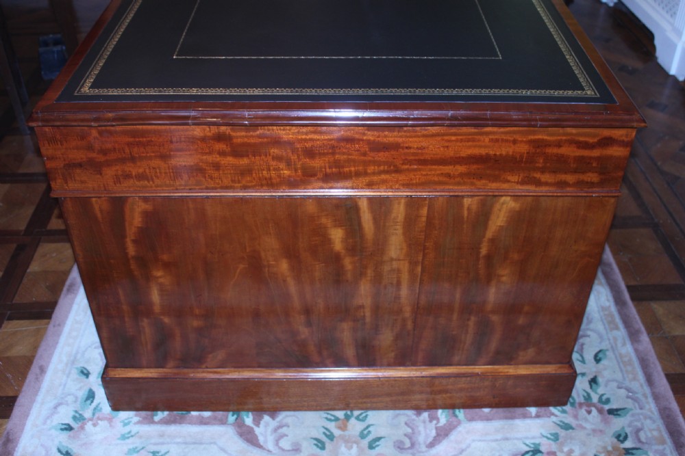 A fine George IV early 19th century 18 drawer mahogany partners desk View II