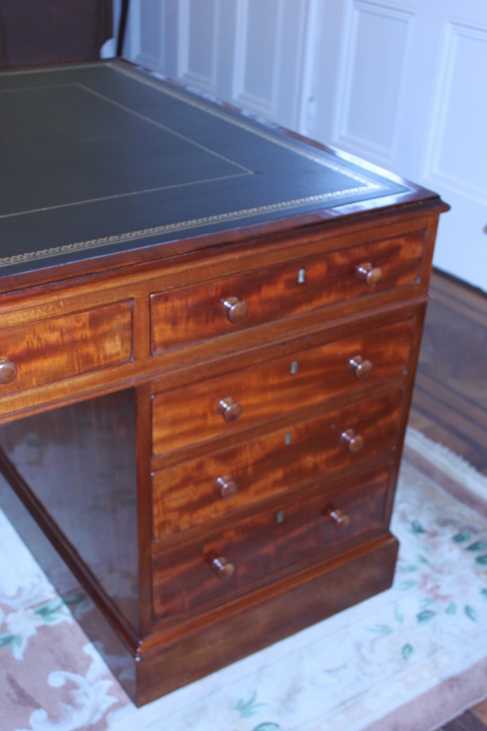 A fine George IV early 19th century 18 drawer mahogany partners desk View VIII