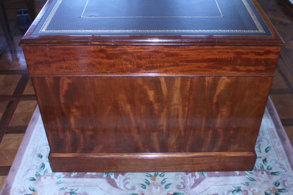 A fine George IV early 19th century 18 drawer mahogany partners desk View IX