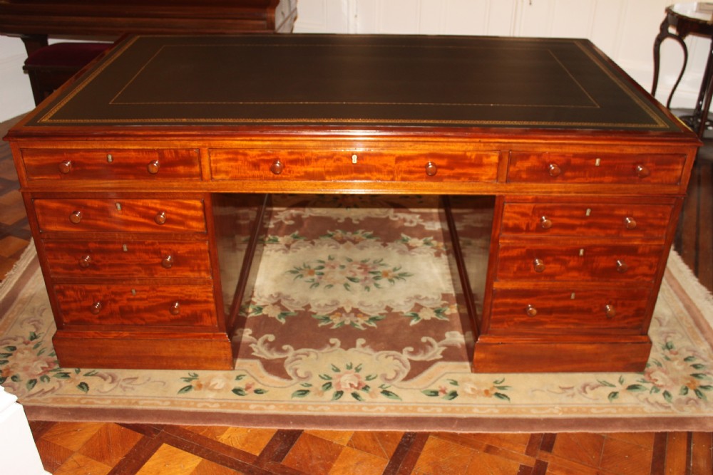 A fine George IV early 19th century 18 drawer mahogany partners desk View XVIII