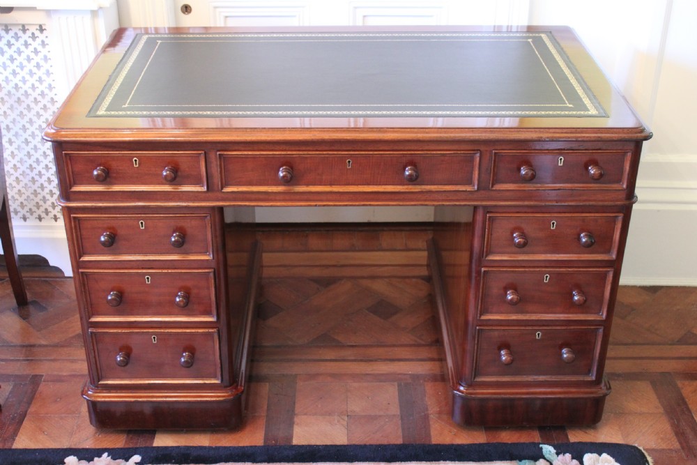 Victorian mahogany pedestal desk