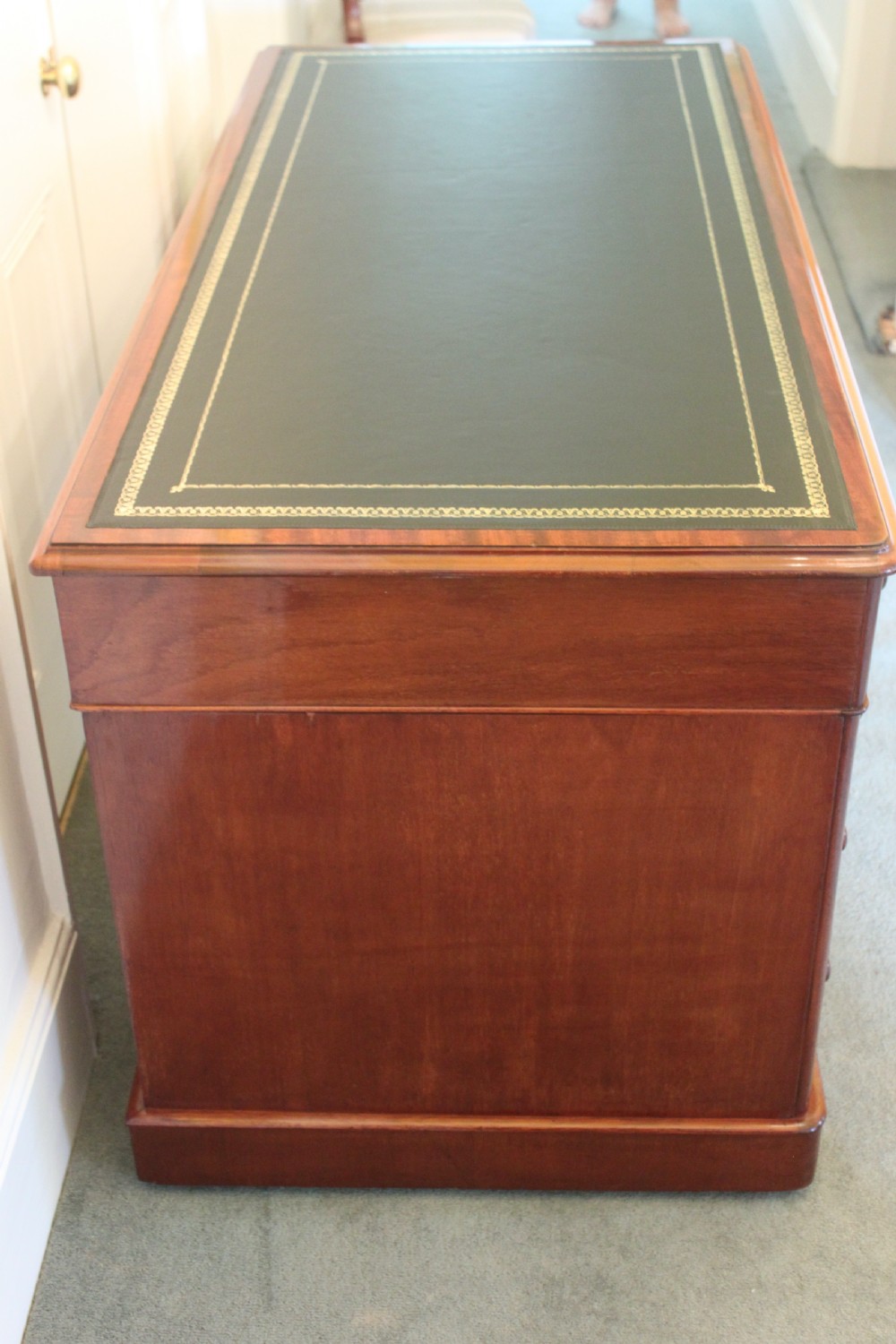 A good quality Victorian mahogany 9-drawer pedestal desk View IV