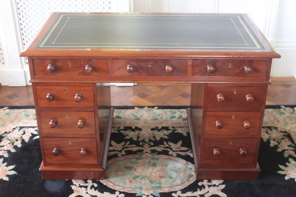 Victorian mahogany pedestal desk