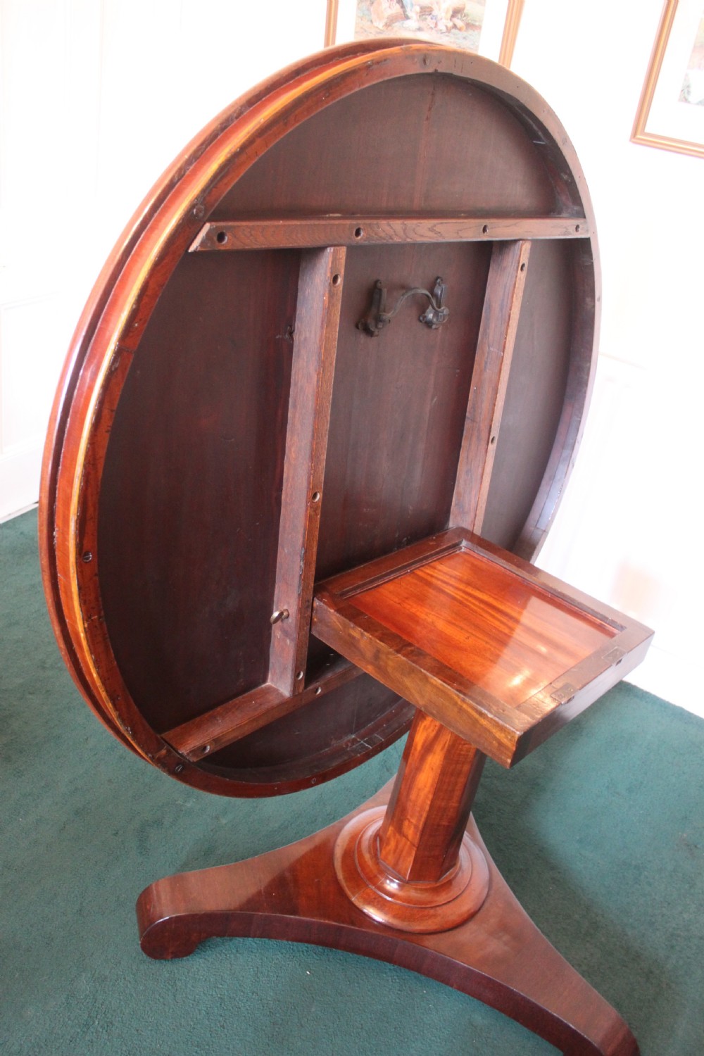 Victorian mahogany round table View IV