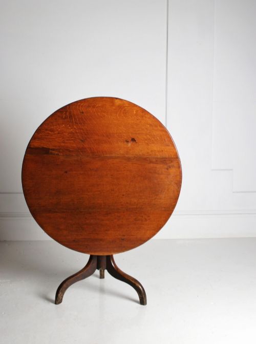 LARGE 18TH CENTURY TILT TOP TABLE IN OAK
