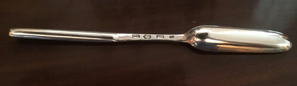 A Georgian double-ended sterling silver marrow scoop featuring a wide elongated trough at one end and a narrower trough stem at the other. View VI