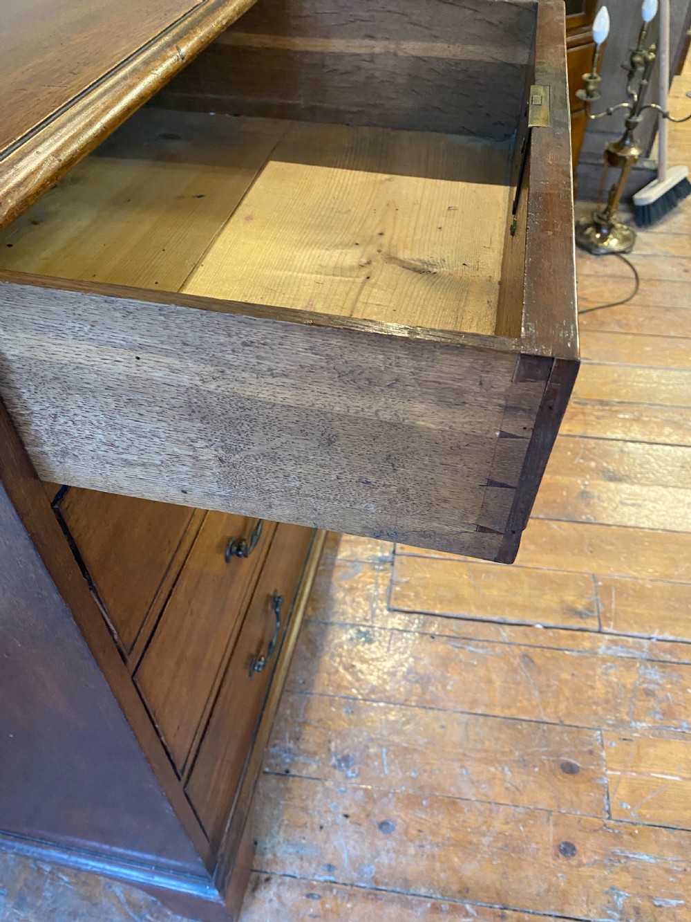 Georgian Mahogany chest of drawers  View IV