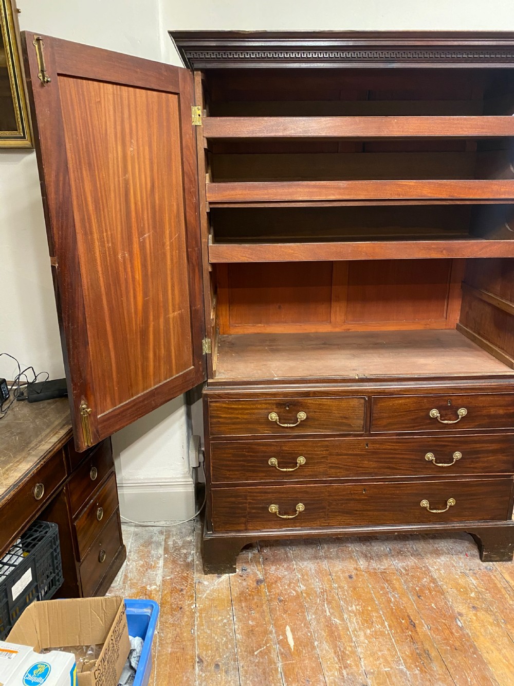 C18th flame Mahogany linen press View VI
