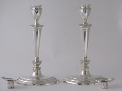 A PAIR OF ANTIQUE GEORGE V STERLING SILVER CANDLESTICKS - ADDITIONAL PHOTO 1