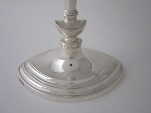 A PAIR OF ANTIQUE GEORGE V STERLING SILVER CANDLESTICKS - ADDITIONAL PHOTO 3