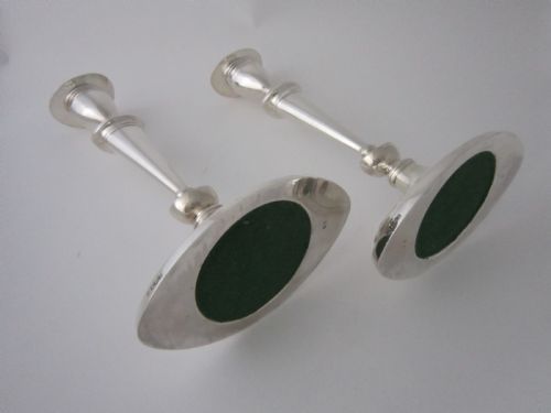 A PAIR OF ANTIQUE GEORGE V STERLING SILVER CANDLESTICKS - ADDITIONAL PHOTO 5