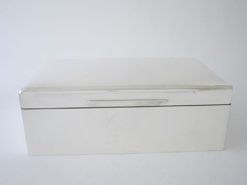 LARGE ANTIQUE GEORGE V STERLING SILVER CIGAR BOX - ADDITIONAL PHOTO 1