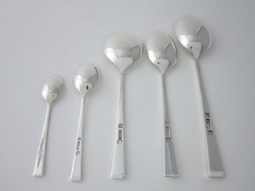 ELIZABETH II STERLING SILVER GLAMS PATTERN CANTEEN OF CUTLERY - ADDITIONAL PHOTO 4