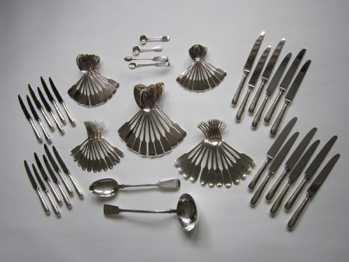 ANTIQUE VICTORIAN STERLING SILVER FIDDLE PATTERN CANTEEN OF CUTLERY FOR 12 PERSONS 1872 - ADDITIONAL PHOTO 1