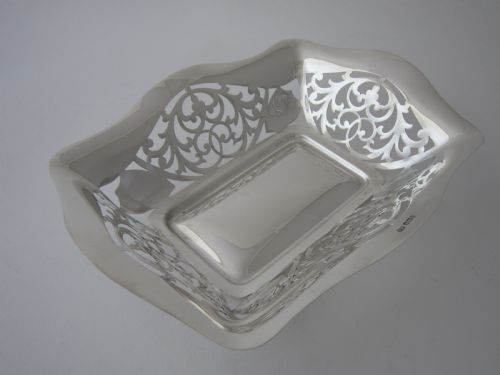 ANTIQUE GEORGE V STERLING SILVER BREAD BASKETDISH 1932