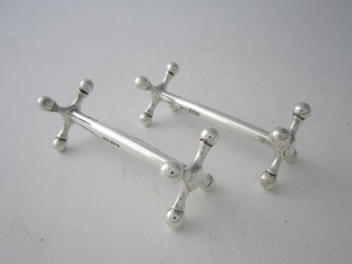 HEAVY PAIR OF ANTIQUE GEORGE VI STERLING SILVER KNIFE RESTS 19367