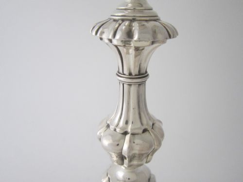 PAIR OF CAST ANTIQUE WILLIAM IV STERLING SILVER CANDLESTICKS 1832 - ADDITIONAL PHOTO 4