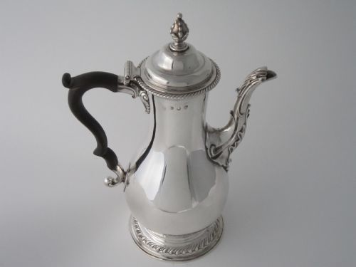 LARGE ANTIQUE GEORGE III STERLING SILVER COFFEE POT 1770 - ADDITIONAL PHOTO 2