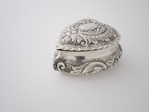 ANTIQUE VICTORIAN STERLING SILVER HEART BOX 1898 - ADDITIONAL PHOTO 1