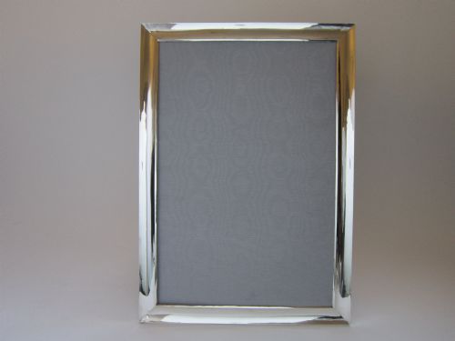 fig 1. A rectangular George V sterling silver photograph frame with a plain polished moulding presented in a horizontal orientation.