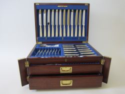 ANTIQUE VICTORIAN STERLING SILVER FIDDLE THREAD CANTEEN OF CUTLERY