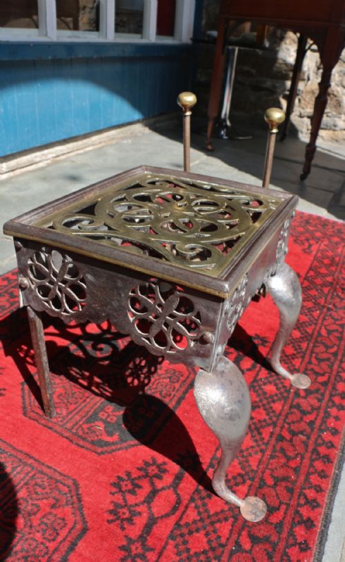 FINE 19TH CENTURY WELSH FIRESIDE FOOTMAN TRIVET - ADDITIONAL PHOTO 3