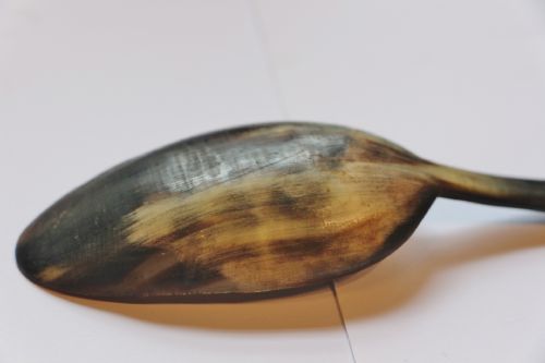 TWO LARGE FINE WELSH LATE GEORGIAN SHAPED HORN SPOONS - ADDITIONAL PHOTO 5