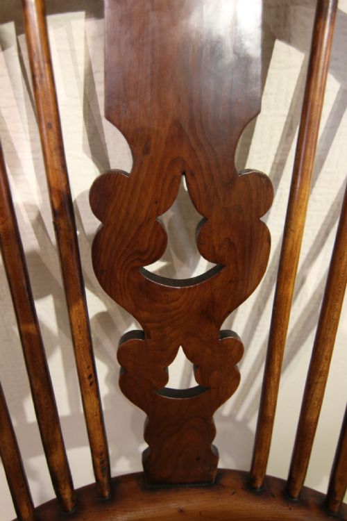 19TH CENTURY BROAD ARM YEW WOOD WINDSOR ARMCHAIR - ADDITIONAL PHOTO 4