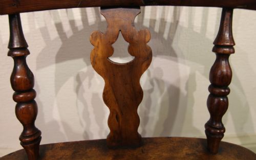 19TH CENTURY BROAD ARM YEW WOOD WINDSOR ARMCHAIR - ADDITIONAL PHOTO 5