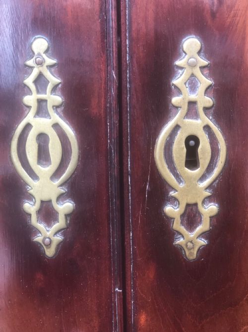 BOW FRONTED GEORGIAN MAHOGANY CORNER CUPBOARD - ADDITIONAL PHOTO 5