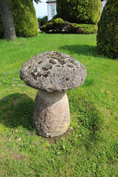 LARGE 18TH19TH CENTURY SANDSTONE SADDLE STONE - ADDITIONAL PHOTO 1