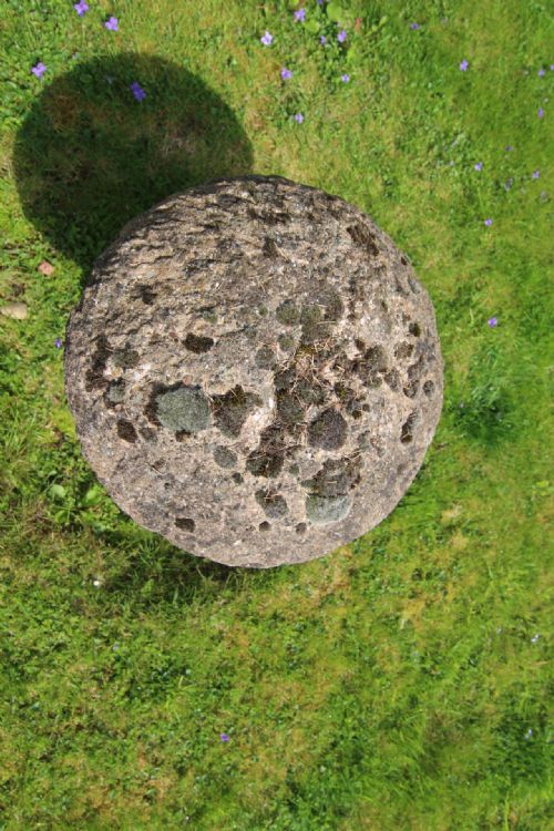 LARGE 18TH19TH CENTURY SANDSTONE SADDLE STONE - ADDITIONAL PHOTO 2