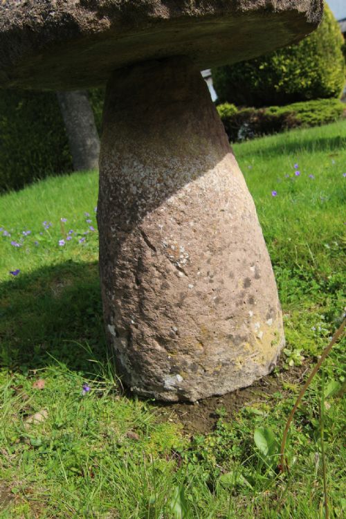 LARGE 18TH19TH CENTURY SANDSTONE SADDLE STONE - ADDITIONAL PHOTO 3