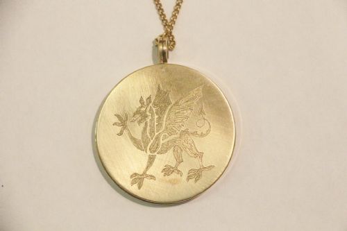 LARGE 9CT GOLD INVESTITURE OF PRINCE OF WALES LOCKET WITH WELSH DRAGON CAERNARFON CASTLE - ADDITIONAL PHOTO 3