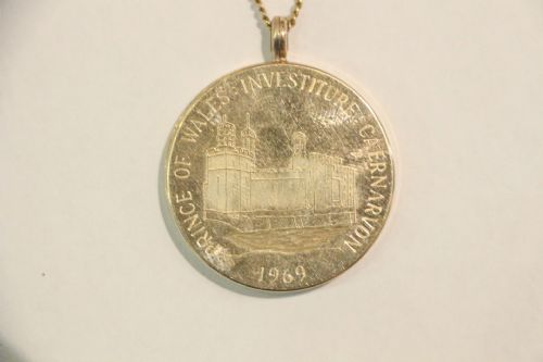 LARGE 9CT GOLD INVESTITURE OF PRINCE OF WALES LOCKET WITH WELSH DRAGON CAERNARFON CASTLE - ADDITIONAL PHOTO 4