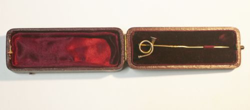 9CT GOLD HUNTING BUGLE PIN - ADDITIONAL PHOTO 1
