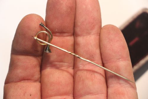 9CT GOLD HUNTING BUGLE PIN - ADDITIONAL PHOTO 2