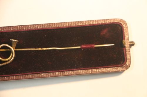 9CT GOLD HUNTING BUGLE PIN - ADDITIONAL PHOTO 4