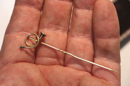 9CT GOLD HUNTING BUGLE PIN - ADDITIONAL PHOTO 5