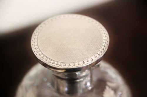 19TH CENTURY SILVER SCENT BOTTLE - ADDITIONAL PHOTO 1