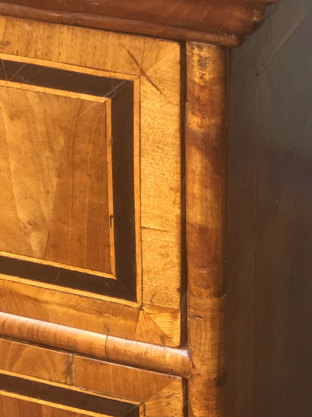 18th CENTURY WALNUT CHEST OF DRAWERS View VI