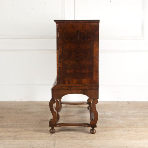 17TH CENTURY KINGWOOD OYSTER CABINET ON STAND - ADDITIONAL PHOTO 6