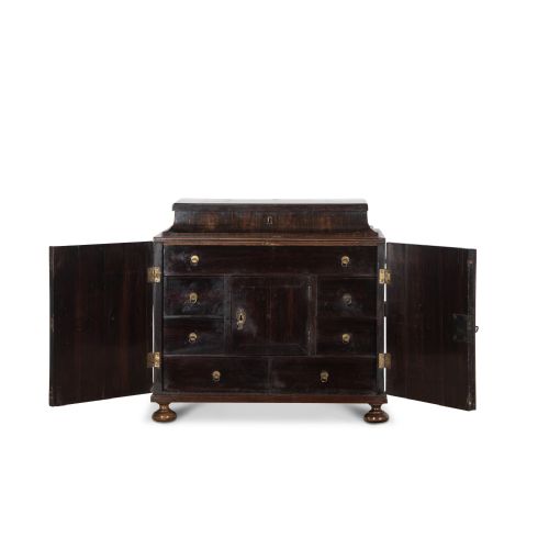 18TH CENTURY FLEMISH TABLE CABINET - ADDITIONAL PHOTO 3