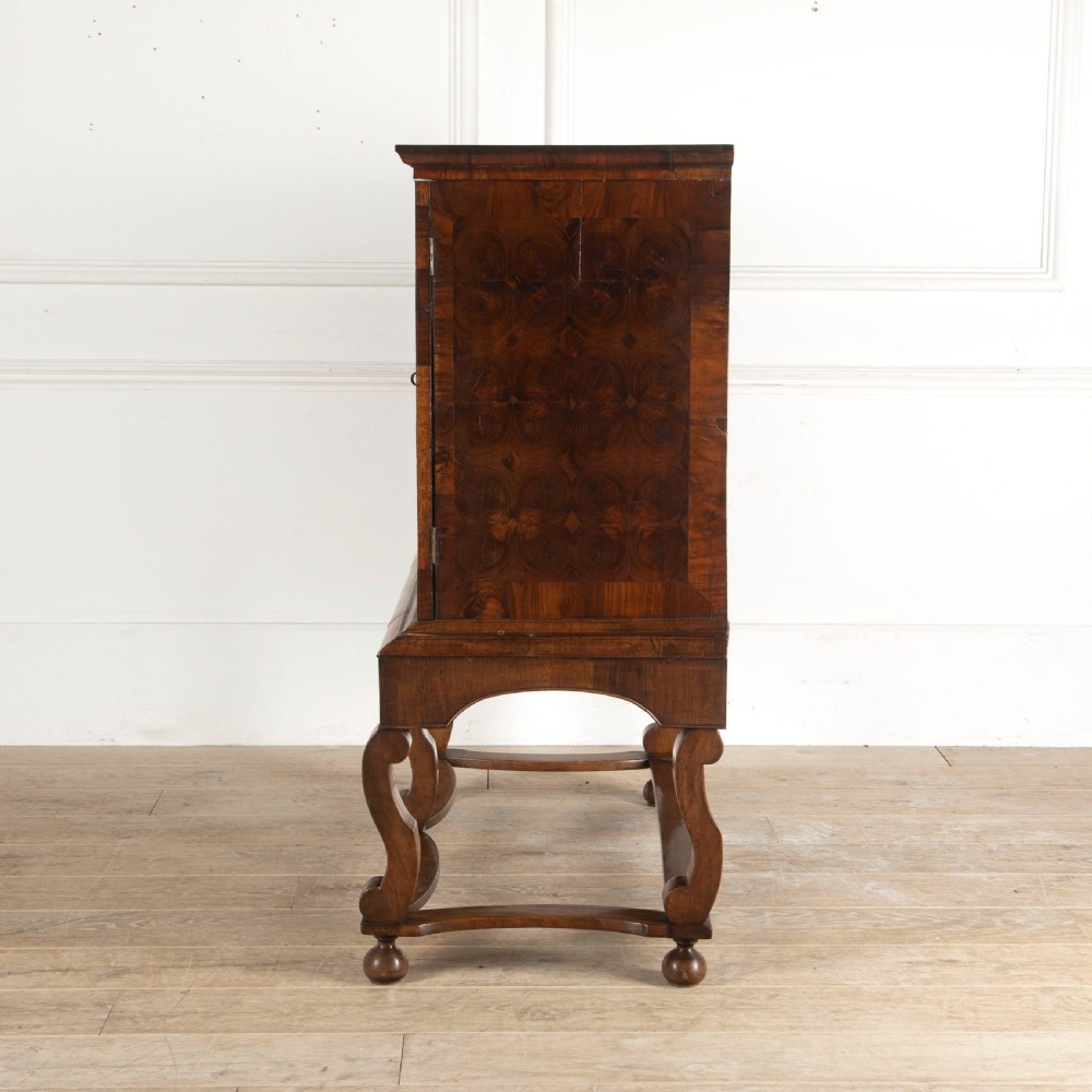17th Century Kingwood Oyster Cabinet on Stand View VII