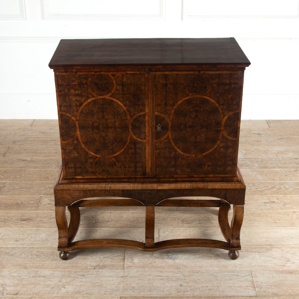 17th Century Kingwood Oyster Cabinet on Stand View VIII