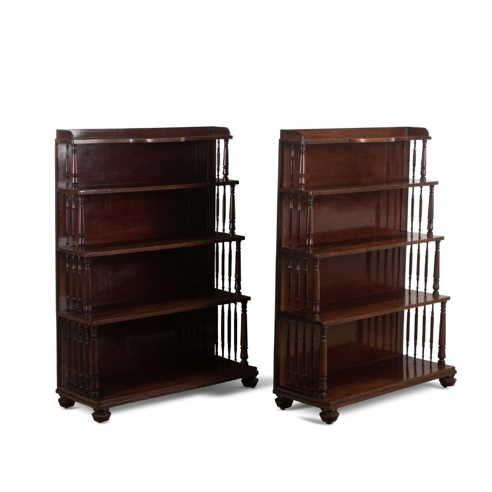 A matching pair of dark brown 19th-century Regency mahogany open bookcases featuring four tiers supported by turned side spindles. View III