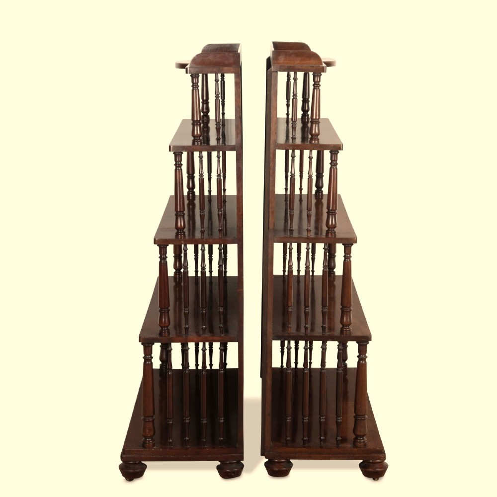 A matching pair of dark brown 19th-century Regency mahogany open bookcases featuring four tiers supported by turned side spindles. View V