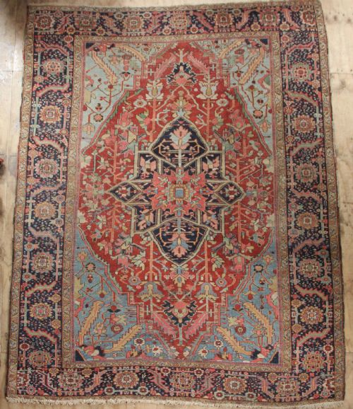 262 X 343xm Antique Heriz Carpet